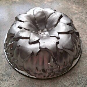 Nordic Ware Poinsettia Cake pan